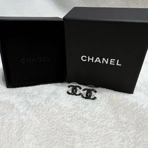 *SOLD*Chanel Black and rhodium color earrings in very good condition